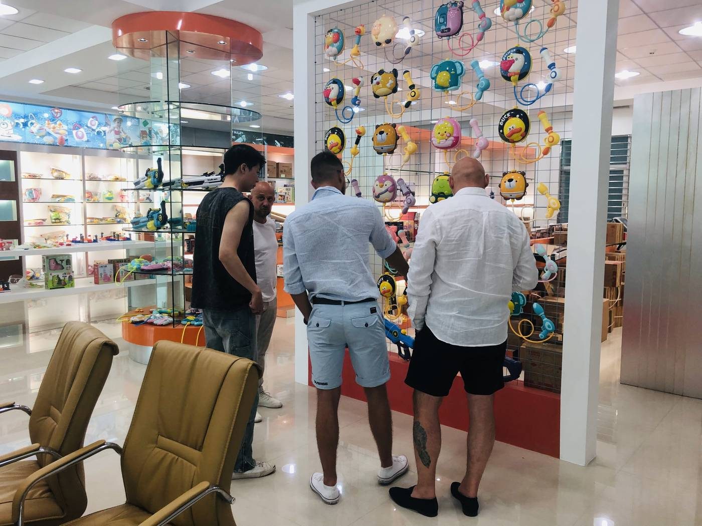 Compradores revisan juguetes en un showroom de Chenghai